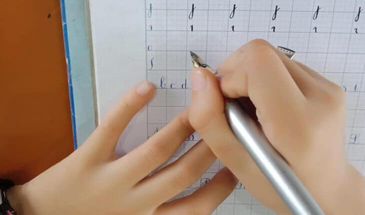 Dạy trẻ cách cầm bút đúng chuẩn để viết chữ đẹp