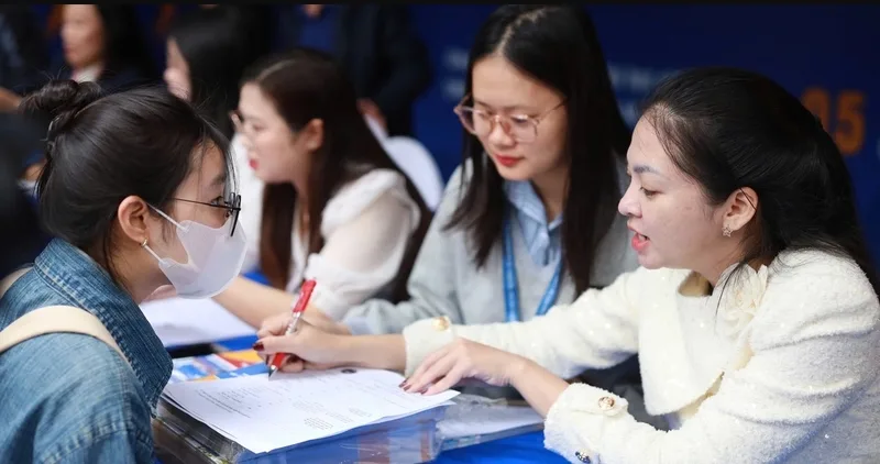 Thí sinh nên so sánh chương trình đào tạo, điểm chuẩn, học phí và cơ hội việc làm trước khi quyết định.