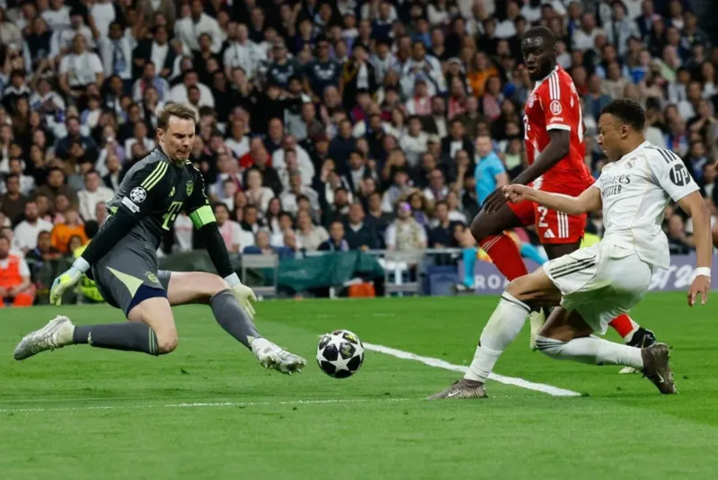 Tại Bayern Munich, Neuer trở thành thủ lĩnh hàng thủ, biểu tượng ổn định và một phần quan trọng trong lối chơi kiểm soát bóng.