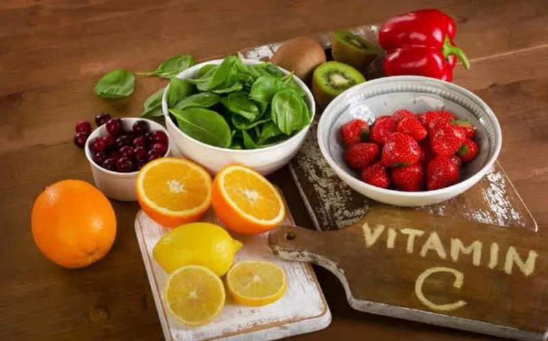 Ổi, cam, kiwi, dâu tây, ớt chuông và bông cải xanh là những nguồn vitamin C phổ biến