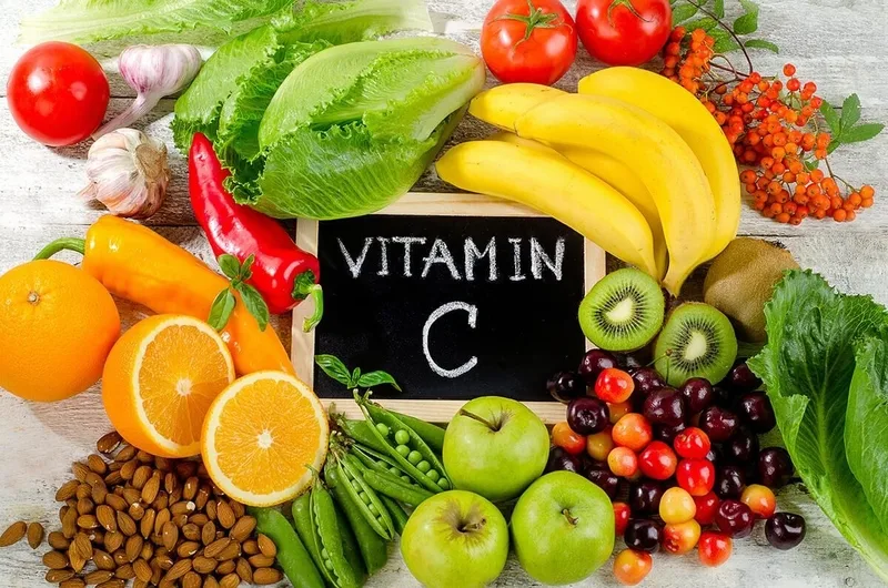 Vitamin C tham gia vào nhiều hoạt động thiết yếu như tạo collagen, chống oxy hóa và hỗ trợ miễn dịch